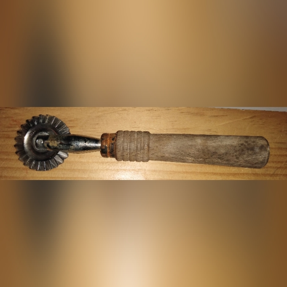 Vintage Antique Pie Crust Crimper Pastry Cutter w/Wooden Handle. Made in Japan.
